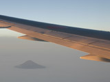飛行機の翼と富士山