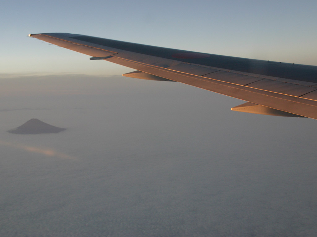 飛行機の羽と富士 写真素材無料壁紙