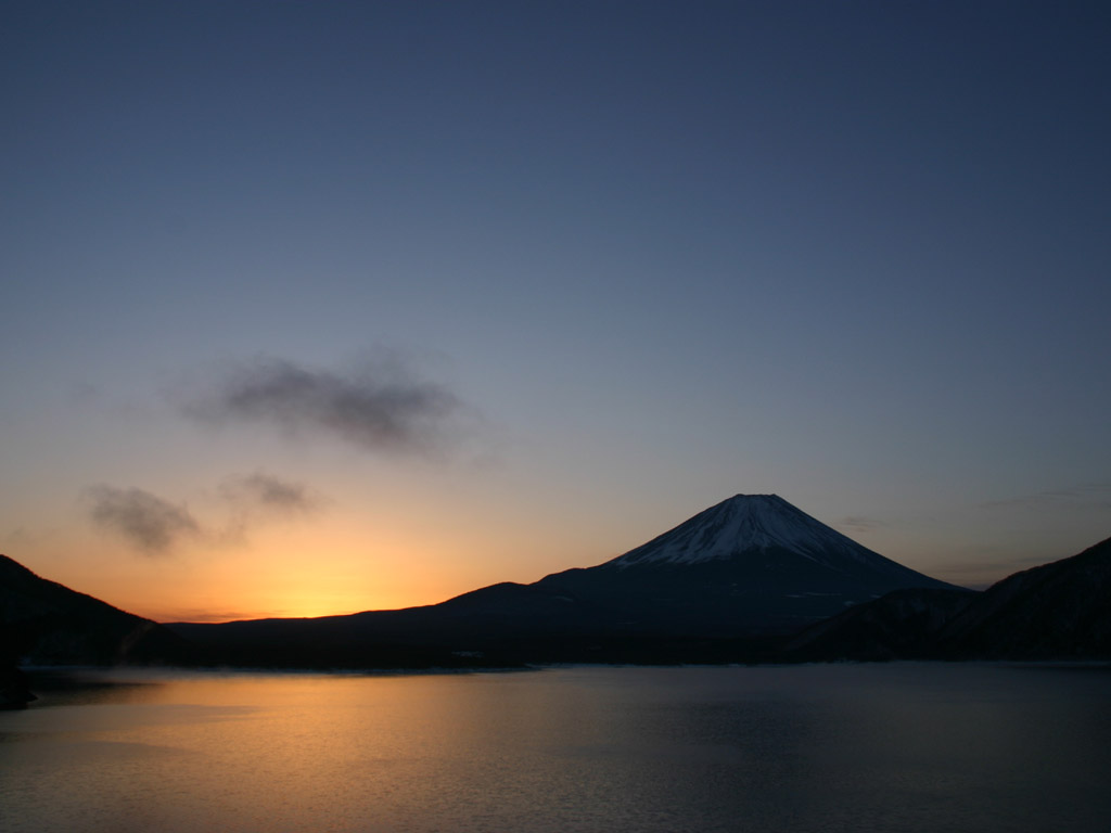 朝焼けの本栖湖 写真素材無料壁紙