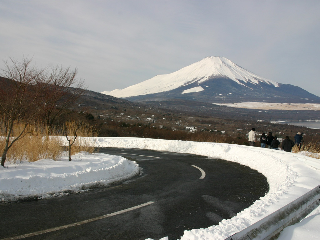 雪道と富士山 写真素材無料壁紙